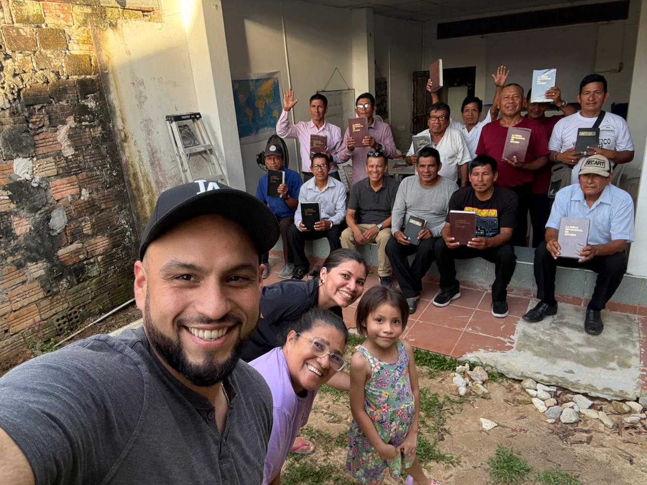 Entrega de Biblias a líderes locales